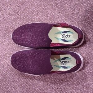 Skechers slip on goga Max tennis shoes